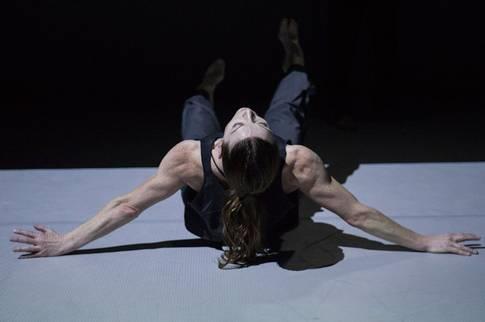 DANS FRAGMENT Med: Art of Spectra. Koreografi, musik, video: Peter Svenzon Dansmuseet. T o m 28 september Ljus: Robert Jadenfelt.