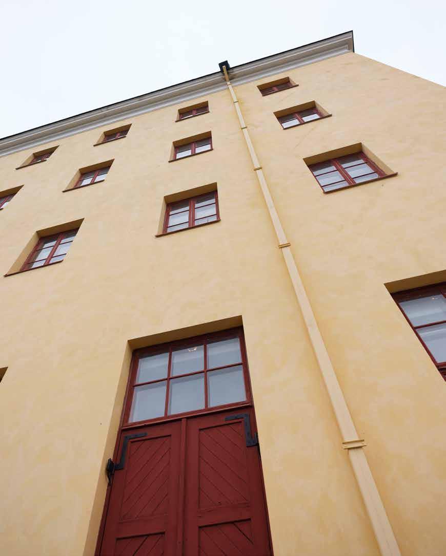 10 2.1 VÅRT UPPDRAG ÅRSREDOVISNING 2017 2.1 VÅRT UPPDRAG ÅRSREDOVISNING 2017 Vårt uppdrag Vår verksamhet Fortifikationsverket äger och förvaltar Sveriges försvarsfastigheter.
