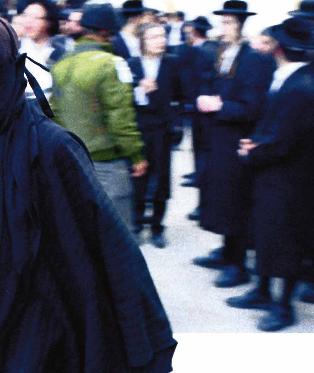 Ultraortodox kvinna i Jerusalemstadsdelen Mea Shearim under kravallerna i mars då israelisk polis drabbade samman med ultraortodoxa män som angrep kvinnor som inte följt könsseparationsreglerna.