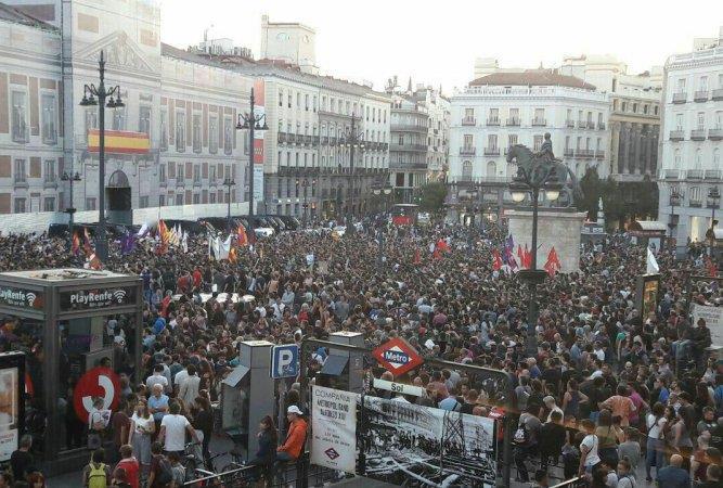 10 Katalonien i revolt mot Spaniens högerregering Izquierda Revolucionaria (CWI Spanien/Katalonien) Offensiv 4/10 2017 En fruktansvärd statlig repression mötte katalanerna när de skulle folkomrösta