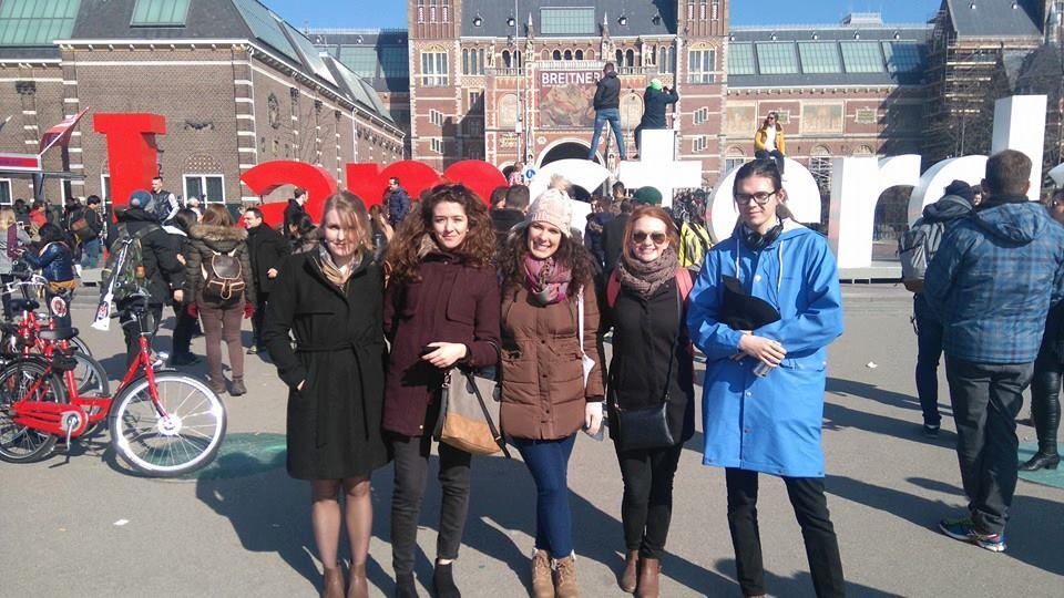Amsterdam, vilket var väldigt kul! - Här står vi vid den kända I Amsterdam skylten. I Hasselt så fanns det även gott om krogar och restauranger. Under våren så pågår det även karnevaler runt om i b.