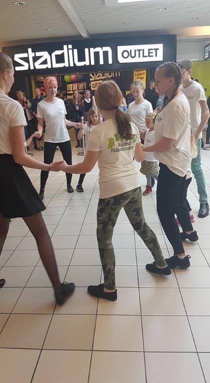 Allt gick bra och när publiken fick möjlighet att dansa med oss i polkan E18 fylldes dansgolvet till bredden. Vi ser redan nu fram emot nästa år och få dansa igen på Dansens Dag!