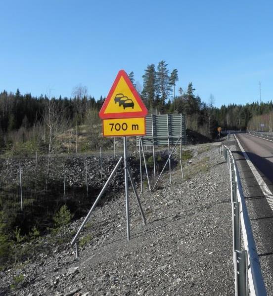 Bredden varierar med topografin ungefär 5-15m på varje sida. Ingen matjordstäckning gör att de huvudsakligen är vegetationslösa.