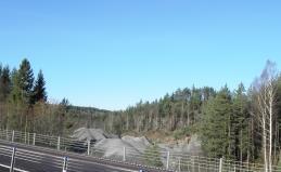 Området består av en bergtäkt, anslutande väg och starkt påverkad ruderatmark. Där ligger flera stora högar av bergkross i olika fraktioner. Sparsamt med vegetation.