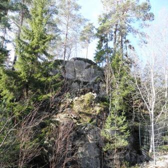 Området ligger i krönläge och avslutas i öster av en brant med flera lodväggar.