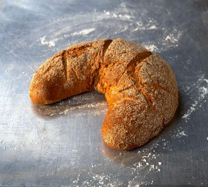 Dinkelvetemjöl Siktat, KRAV 1 400,0 Rågsurdeg egen 500,0 Rågmjöl Stenmalet, KRAV 300,0 Jäst Bageri 60,0 Bakmalt Special 50,0 Rapsolja Krav 40,0 Salt 35,0 Total degvikt: 3 385,0 Degtemperatur: