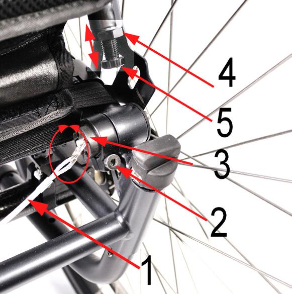 4) Använd fast nyckel 19 mm och vrid fästet för låstappen (3) medurs så att låstappen inte låser ryggstödet. Gör likadant på andra sidan.