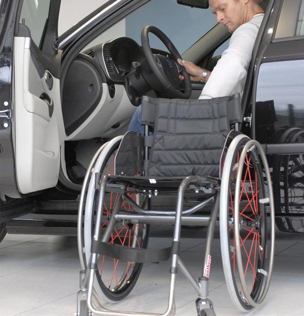 TRANSPORT Vi vill poängtera att det bästa alternativet vid transport i fordon alltid är en förflyttning från rullstolen till ett vanligt bilsäte med bälte.
