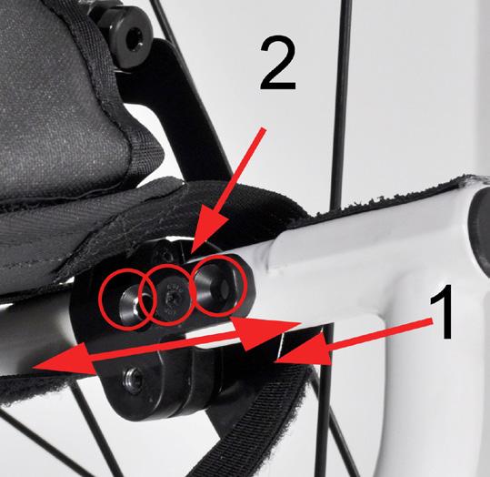 Lossa då på fliken (2) och fäst den sedan längre bak på sittklädseln. 4) Dra åt de fem banden så att du får ett bra stöd. 5) Fäll ner ryggklädselns övre flik (1). 6) Rullstolens balansering (Fig.
