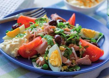 Det kan vara endast huvudrätt eller både huvudrätt och efterrätt. Om man vill servera förrätt och huvudrätt, så passar kanske en sallad bra som förrätt.
