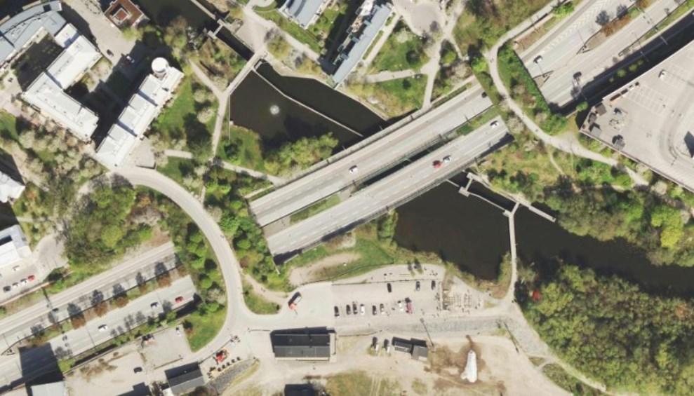 Sida 3 (11) dukten förses med vegetation, bullerskärmar och ojämn mark för att skapa en miljö som får faunan att röra sig över vägen eller järnvägen och därmed mildra deras barriärskapande effekt.