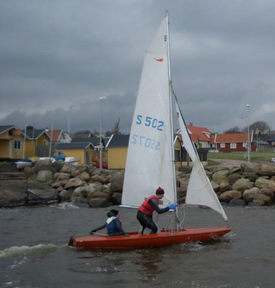 Lägga till. Det är viktigt att kunna lägga till vid flytbryggan utan att något händer. Du kommer få lära dig att lägga till med hänsyn till vindstyrka och vindriktning.