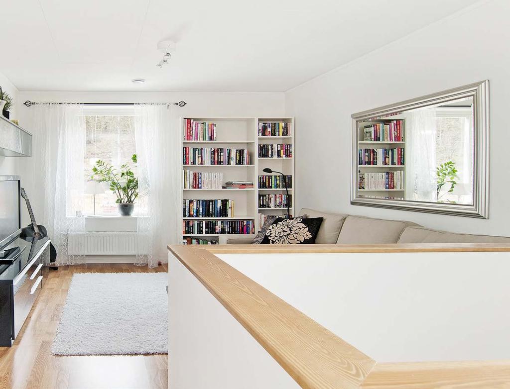 Upptäck den sköna känslan av att flytta hem Villa med härligt ljus MODERT HEM MED VCKR DETLJER Ert nya hus kännetecknas av ett vackert trägolv i trestavig mattlackad ek, med matchande trösklar och