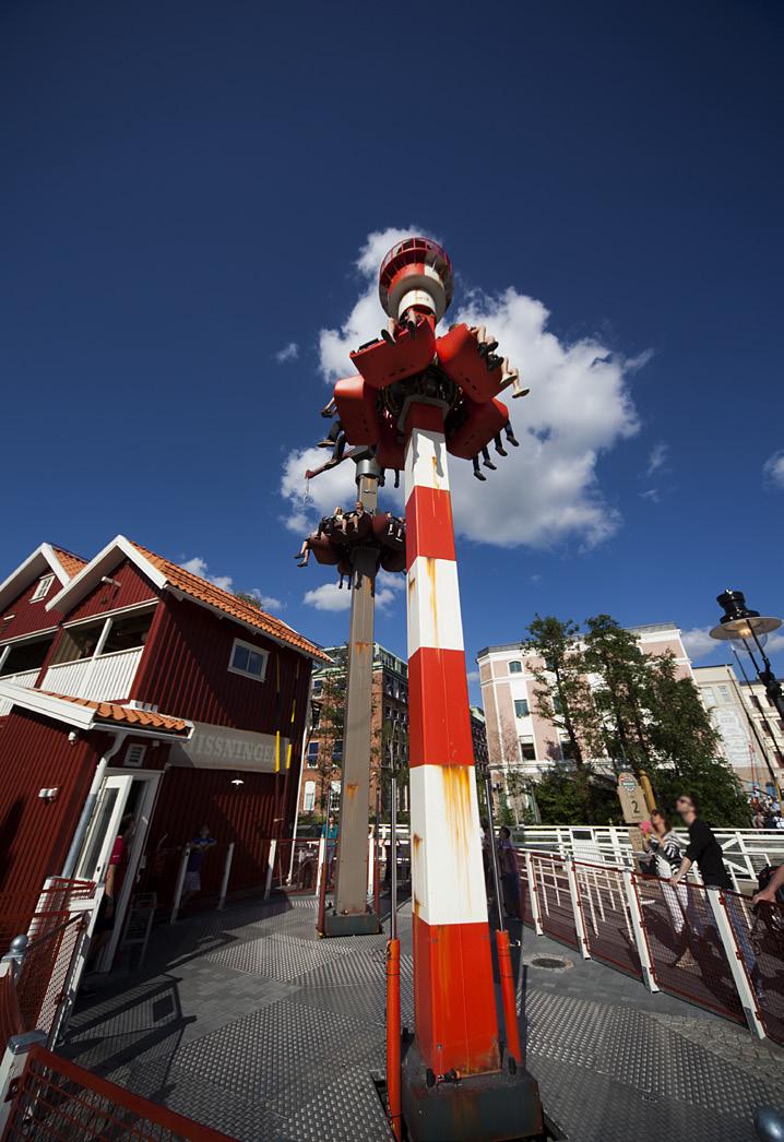 Grafen visar hur många g man upplever under hela åkturen. Titta på filmen av rörelsen: http://tivoli.fysik.org/liseberg/ attraktioner/hissningen/film/ Kan du lista ut vad de olika topparna svarar mot?