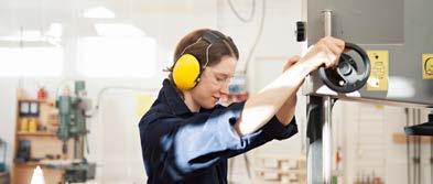 Tillverkning, drift och underhåll Länets tillverkningsindustri har många anställda inom produktion. Arbetsgivarnas utbildningskrav har höjts över tid.