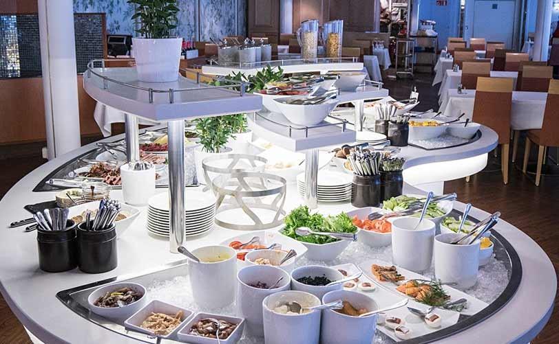 Väl på båten kan vi handla i taxfreebutiken, ta en öl/fika eller bara njuta av havsresan. På hemresan, kl 15.00 svensk tid, avnjuter vi båtens julbord.