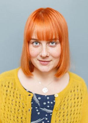 00 Åsa Asptjärn, som har en bakgrund inom teater och i komikerduon Åsa och Gertrud, använder sig medvetet av humor för att komma på djupet i det hon skriver.