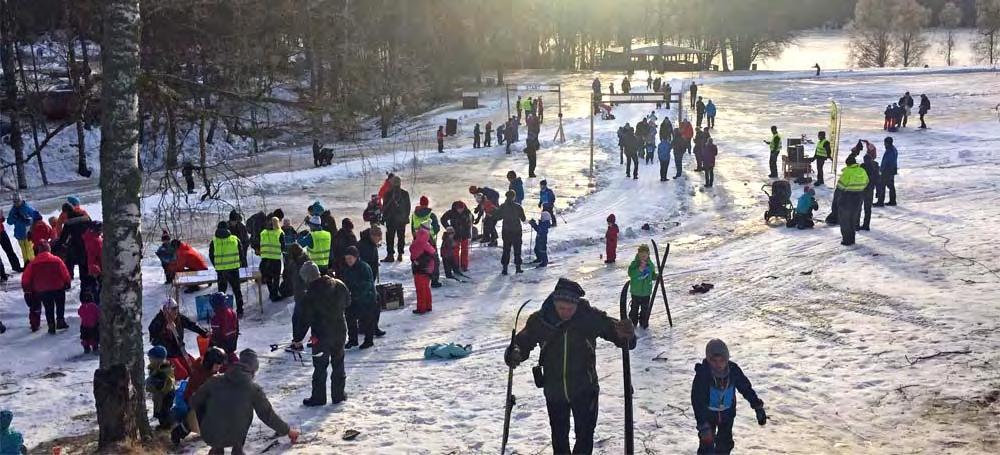 Målportalen ska sättas fast på något sätt Lida friluftsgård hade sedvanligt skrapat ihop en slinga på ett par hundra meter nedanför