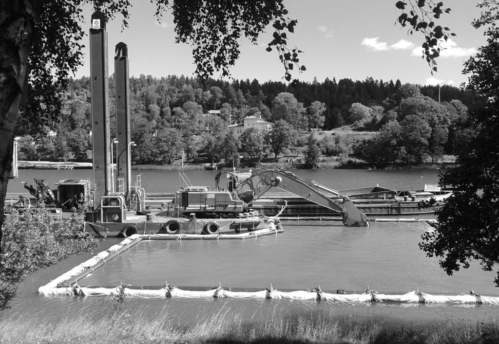 bereddes även för upplägget genom att bygga vägar, bygga vall mot vattnet, iordningsställande av arbetsområde med mottagning, avvattning och stabilisering av muddermassor.