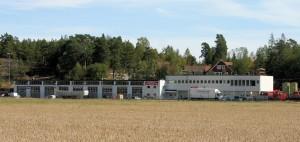 Verkstadsanläggningen efter gamla Nynäsvägen i Fors år 2013. I bakgrunden ser vi en modern villabebyggelse runt Bergenstorp eller i folkmun, Tittut.