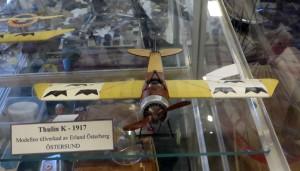 flygplansmodeller signerade Erland. En av modellerna på Helge Karinens museum på Sparreholms slott.