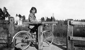 Hon heter Gertrud, vid tiden för bilden Åkerberg, numera Ström och bodde då som nu på föräldrahemmet Kvarntäppan i Håga.