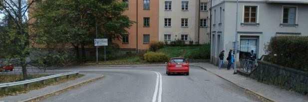 Sida 8 (15) Befintlig gångväg behålls Läge för ny dubbelriktad cykelbana Körbana riktning österut förläggs söder om bropelarna Söder Mälarstrand i riktning österut.