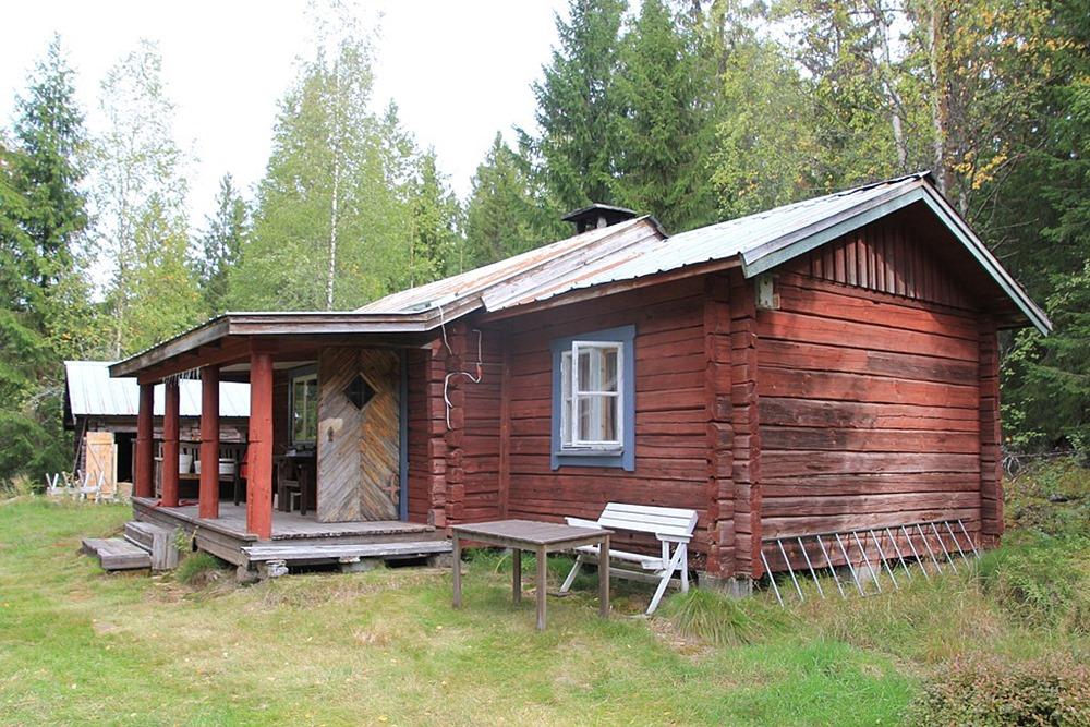 Belägen i Torsby kommun, Övre Älvdal församling. Skattesats 35,33. Storlek Tomt Planlösning Boarea 16 m². Areauppgifter enligt mätning. 2 rum, varav 1 sovrum. Tomtarea 1 950 m² (friköpt).