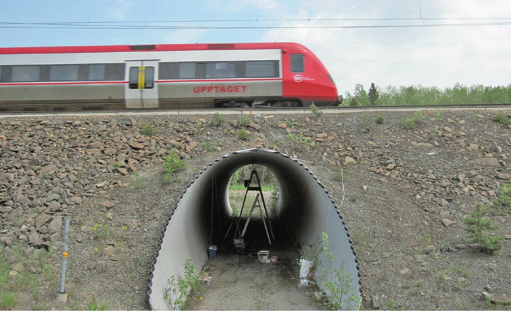 betydligt mindre än en konventionell stål- eller betongbro, eller vad en bro i kombination av de båda materialen, skulle ha kostat.