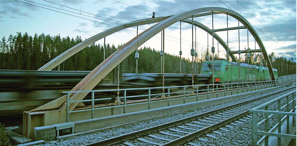 Tunga godståg på bro över Ljungan Prototyp av KTH dämpare som monterats på en av hängarna till bro över Ljungan. Uppmätta spänningar under tågpassage med och utan KTH dämpare.