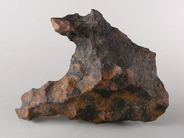 Meteoriter anses ha bildats samtidigt som Jorden, men har inte utsatts för metamorfism eller liknande processer, och antas därför ha samma