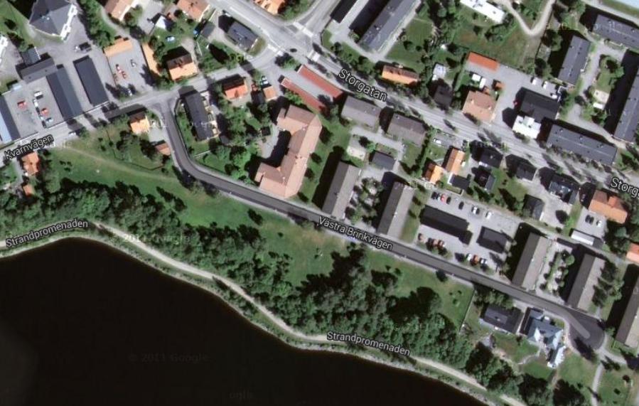 och har en medellutning på mellan 33-36 grader. Längs hela släntens nedre del ligger en anlagd gång- och cykelväg Strandpromenaden som utgör erosionsskydd för nipan. Figur 1. Läge på undersökt område.