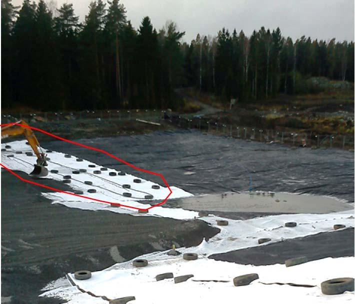 Figur 24 Slang för sättningsmätning på geomembranet Sättningsuppföljningen görs med slangsättningsmätning (figur 24). En slang placeras ut på geomembranet där den får ligga medan deponin fylls upp.