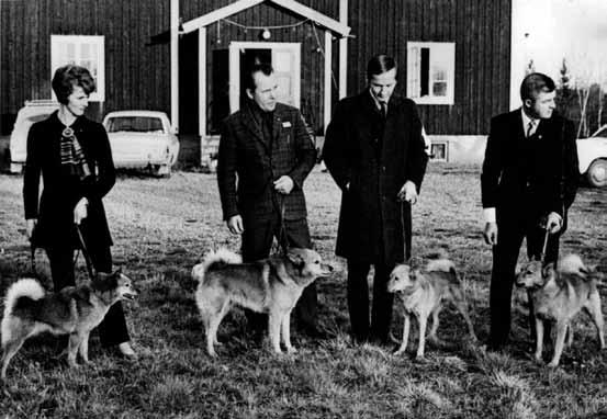 20 17 NORRBOTTEN- SPETSEN 50 år Det svenska landslaget i landskampen 1970 i Lycksele bestod av, från vänster: Ruth Samuelsson med Metsämiehen Anu, Rune Samuelsson med Tornedalens Ukko, Kjell Hedman