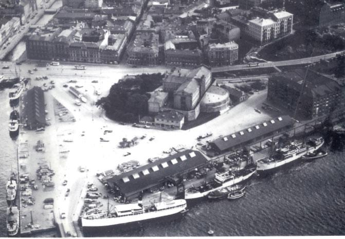 Figur 2. Lilla Bommen på 1920-talet, mitt i bilden syns Länscellfängelset som togs i bruk 1857 och revs 1972 när en trafikled drogs fram över området.