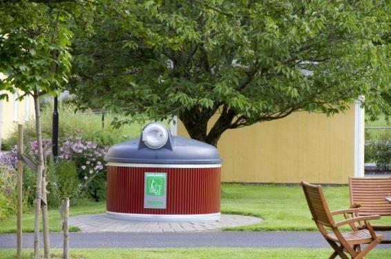 Fördelar med underjordsbehållare: Låg tömningsavgift Matavfall gratis Godkänt av renhållningsbolaget Bättre arbetsmiljö för avfallshanterarna Modernt område Nackdelar med underjordsbehållare: