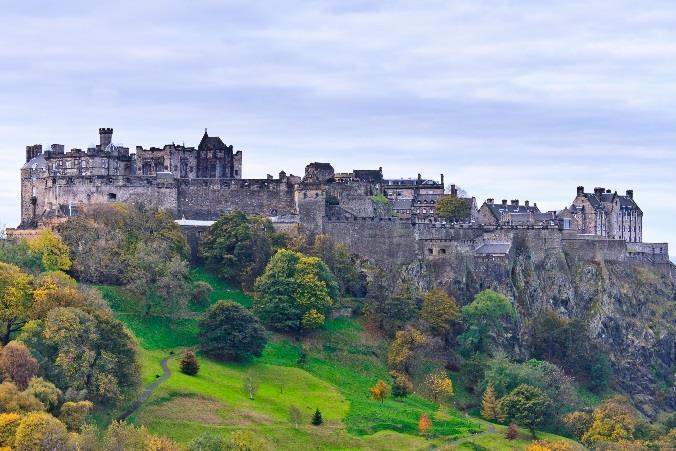 Dag 2 Sightseeing i Edinburg med besök på Edinburg Castle och Holyrood Palace (F, L) Efter frukost blir vi hämtade med buss och besöker med vår lokala