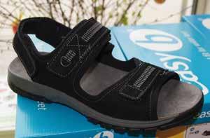 Uttagbar sula så att egna inlägg kan läggas i vid behov. Inläggen ligger bra i sandalen. Svart. Tre reglerbara kardborreremmar. gör att den passar många typer av fötter.