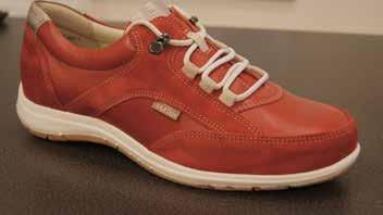 FÖR EN BRED FOT 2V-bredd-bredd, K-bredd och M-bredd passar dig som vill ha en bredare sko. Uttagbara sulor. FRIDA - RÖD KNYTSKO En fräck sko i rött skinn och nubuck. Silverdetalj i hälgreppet.