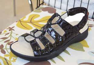 Sulorna är förstås uttagbara för att vid behov kunna ge plats åt egna inlägg. Skinnsko med detaljer i nubuck och bronsfärgade fält. Beige med silvriga skinndetaljer vid dragkedjan och i hälgreppet.