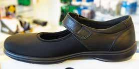 Svart glittrig textil som är töjbart, vilket är perfekt om du har tex hammartå eller hallux valgus. Trycket minskar på knölar och tår helt enkelt. Svart nubuck i tåparti och häl.
