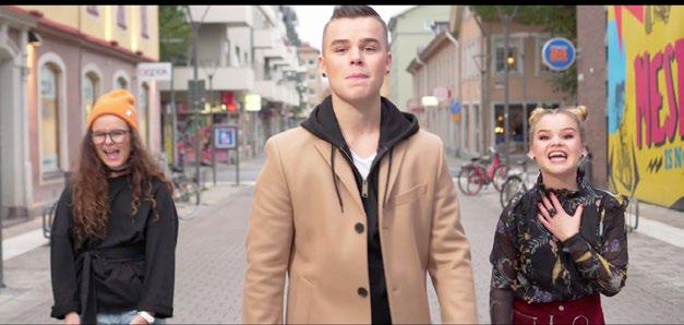 Nu är det mörkt i varenda vrå, men inte här i mitt sinne För jag har något att tänka på som lyser upp det här inne Ett litet barn som ska komma snart och ge oss hoppet i livet Visst är det gåtfullt