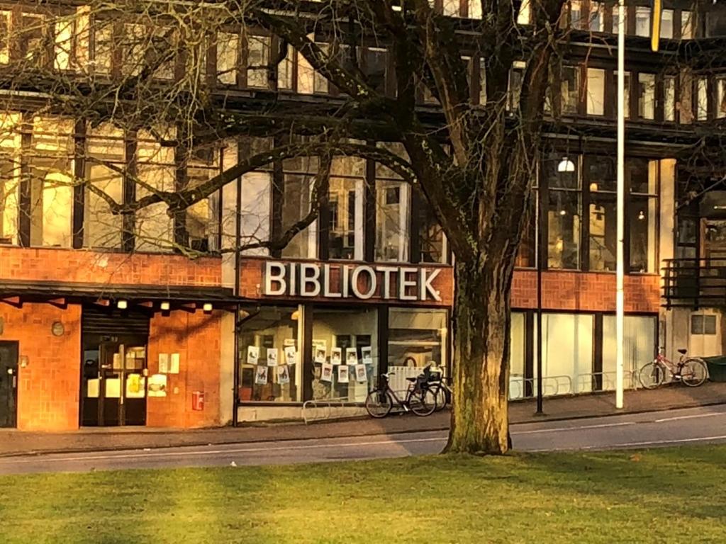 Motala bibliotek. Foto: Elisabet Rundqvist. Aktiviteter Biblioteken har genom bibliotekslagen fått många fler uppgifter än att vara medieförmedlande.