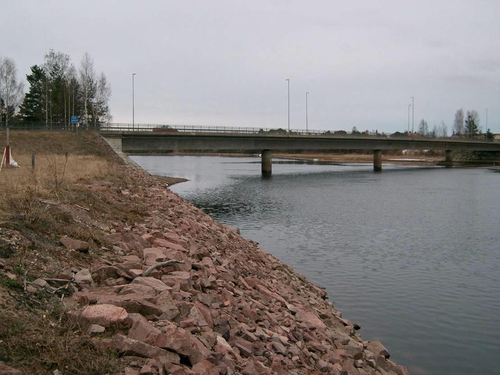 Figur 4-7. Erosionsskydd med strandskoning med sprängsten utmed Österdalälven i Mora. Foto: SGI 4.