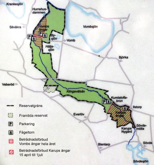 Karta över Naturreservatet Klingavälsåns dalgång där övre halvan ingår i Fågelriket. Kartan är uppsatt av Länsstyrelsen vid strategiska besöksplatser längs åns lopp.