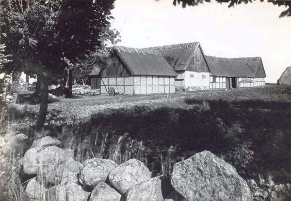 Gården sedd från sydväst. Det rivna huggehuset och svinhuset syns främst i bild.