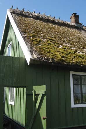 Till vänster boningslängans norra takfall före åtgärd och till höger efter. Mossan avlägsnad och vasstäckningen ifylld vid vindskiva och stormlist.