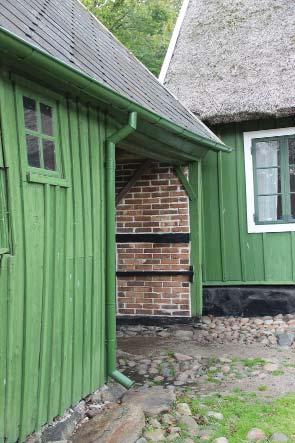 Planket har tjärats med linoljeblandad trätjära för att