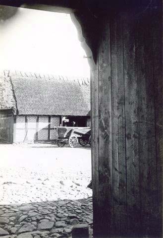 systrarna Maria och Anna Andersson, hade tillsammans med modern Bothilda tagit över gården vid faderns död 1922. Modern dog 1951 medan systrarna bodde kvar till 1979 respektive 1982.