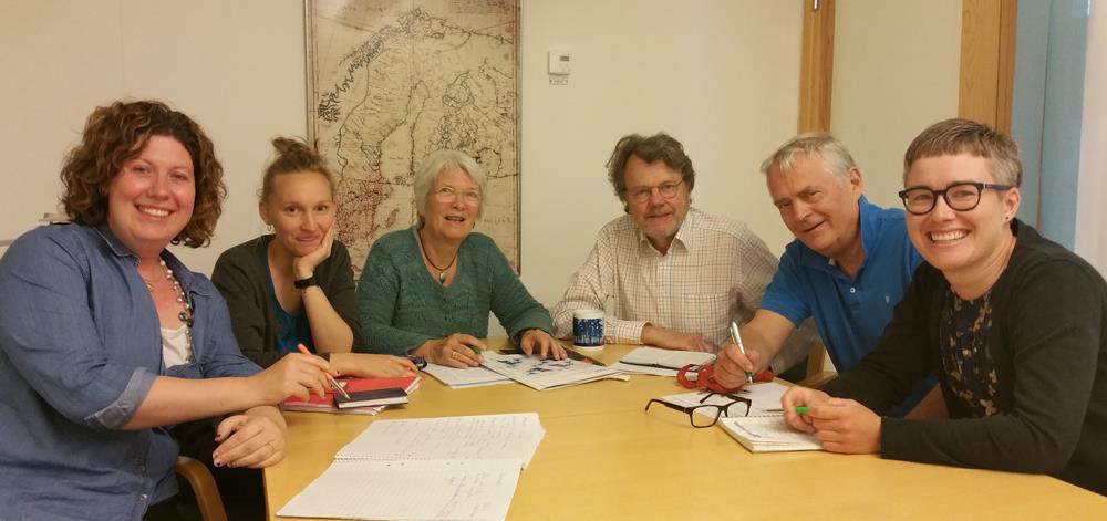 Genom att relatera platser och geografiska förlopp till varandra och kritiska analyser dessa, studeras jordbruksregimer i olika delar av världen både i samtiden och i historien.